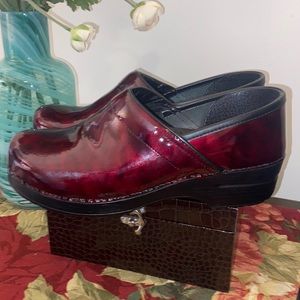 Dansko red marbled patent leather clogs!! Rare color!!